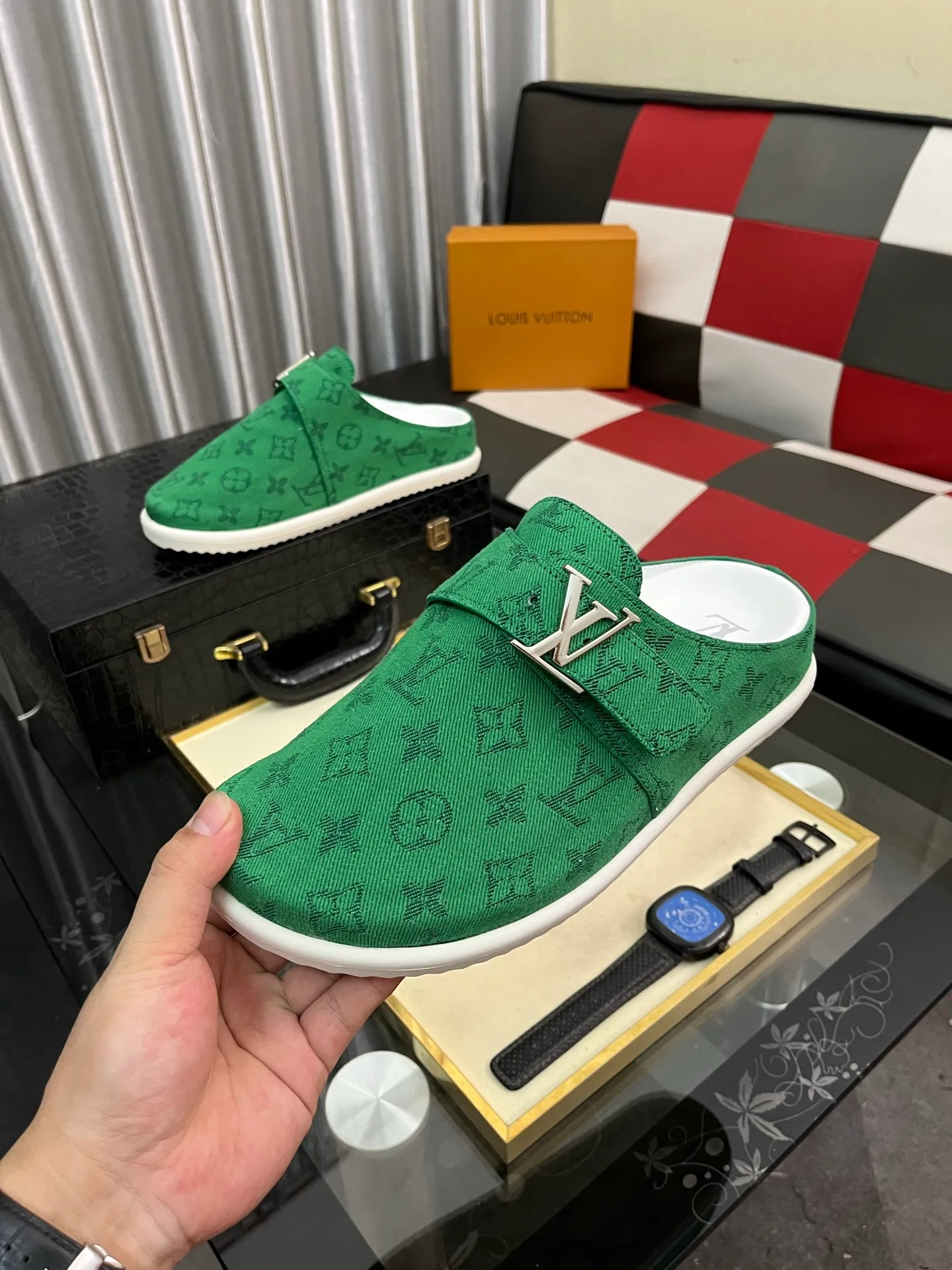 Men's shoes 💰380⌚️⌚️2025 new men's casual sandals and slippers, made of suede cow leather, with Monogram pattern to highlight the trendy style. Adjustable straps illuminated with LV letters, while a resilient insole and micro outsole provide lightweight comfort. Made of suede cow leather with embossed Monogram pattern and brand element metal hardware✅Adjustable straps➕Tough insole‼ ️Micro outsole. Comfortable and easy to wear‼ ️size: 38-443️⃣Colors available